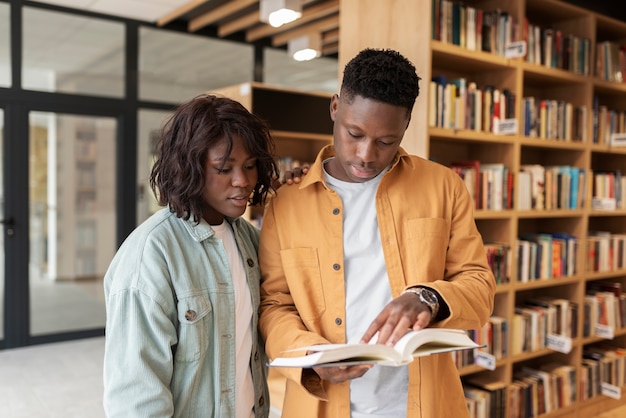 Photo gratuite groupe d'étude sur l'apprentissage à la bibliothèque