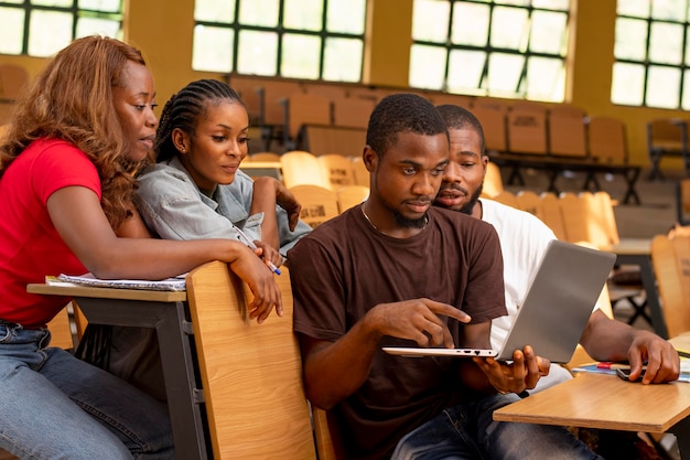 Photo gratuite groupe d'étude du peuple africain