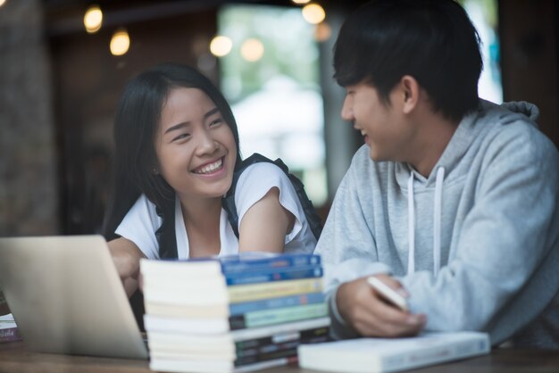 Groupe d&#39;étudiants heureux amis parler de connaissances au café