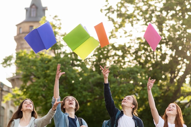 Photo gratuite un groupe d'étudiants heureux d'être réunis