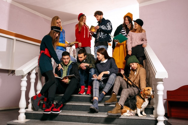 Le groupe d'étudiants joyeux et heureux assis dans une salle de conférence avant la leçon