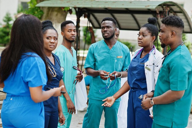 Groupe d'étudiants en médecine africains posés en plein air