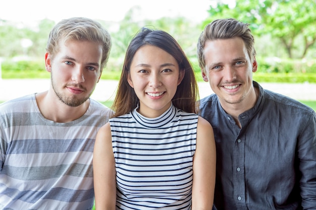 Groupe d&#39;étudiants souriants étudiants multiethnique