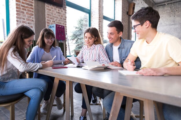 Groupe d&#39;étudiants à la table