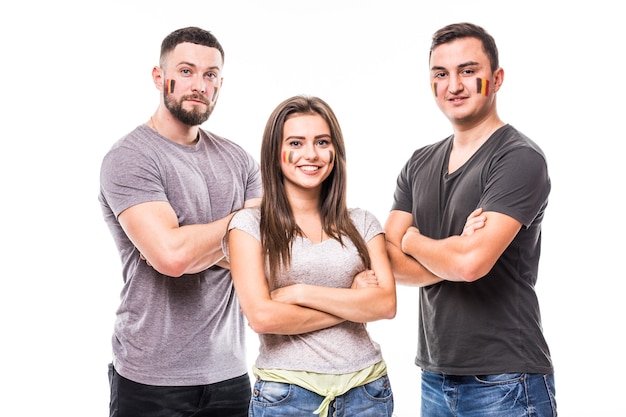 Groupe de fans de football soutiennent l'équipe nationale de Belgique sur fond blanc. Concept de fans de football.