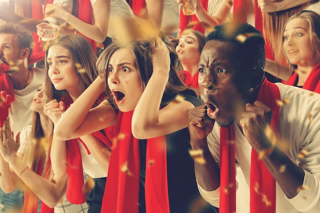 Photo gratuite un groupe de fans heureux applaudissent la victoire de leur équipe