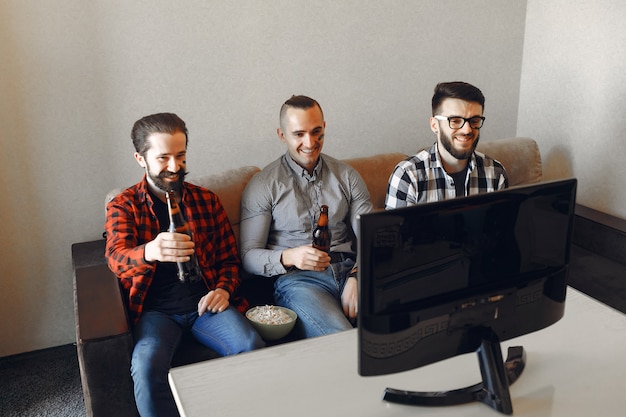 Un groupe de fans regarde le football à la télévision