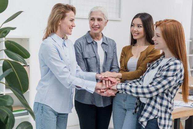 Groupe de femmes adultes célébrant l'amitié