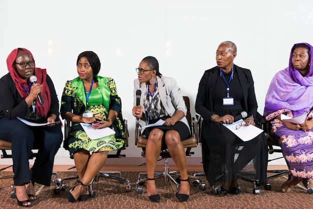 Photo gratuite un groupe de femmes d'affaires participant à une discussion de groupe