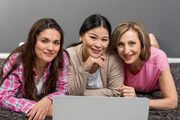 Photo gratuite groupe de femmes à l'aide d'un ordinateur portable