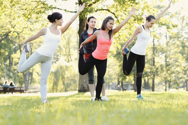 groupe de femmes faisant du sport en plein air