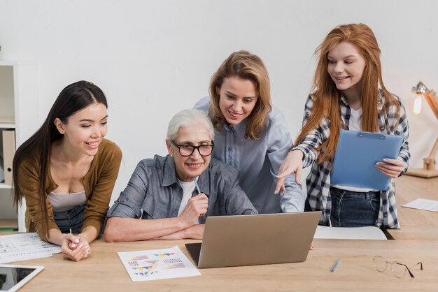 Groupe de femmes faisant des plans ensemble