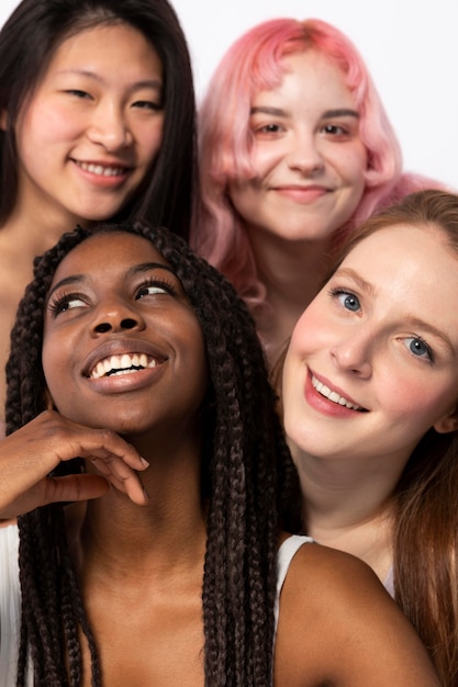 Photo gratuite groupe de femmes montrant différents types de beauté et de corps