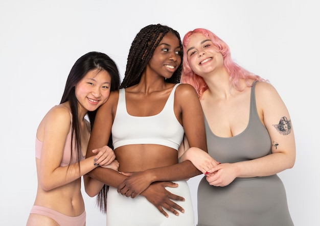 Groupe de femmes montrant différents types de beauté et de corps