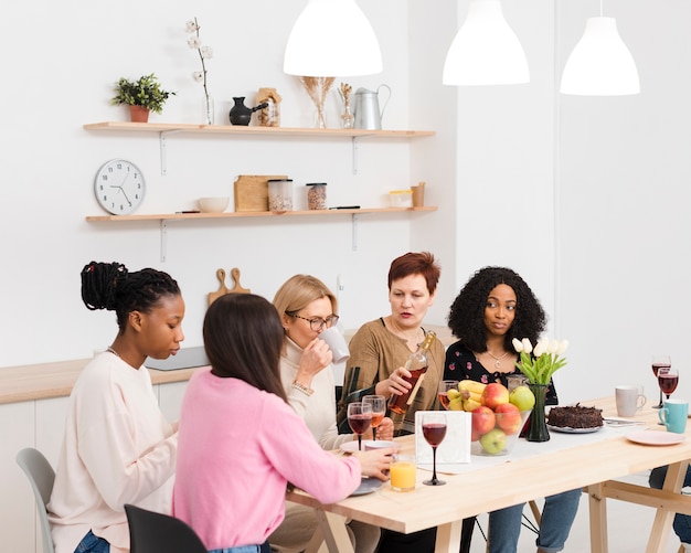 Groupe de femmes passant du temps ensemble