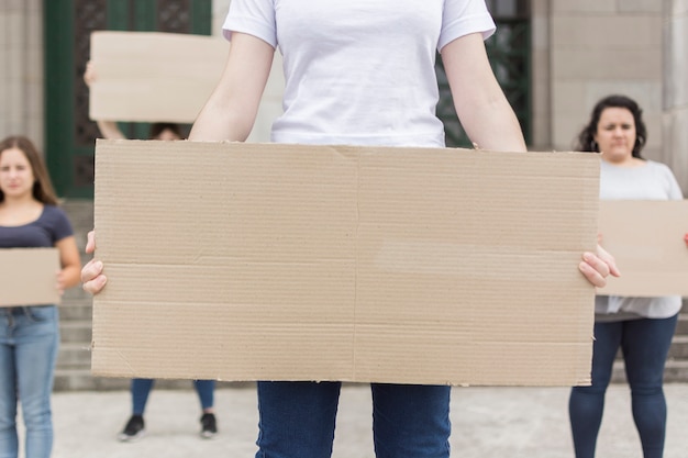 Groupe de femmes protestant ensemble pour les droits