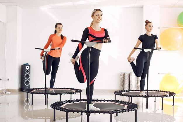 Groupe de femmes sur trampoline sportif. Entraînement de remise en forme.