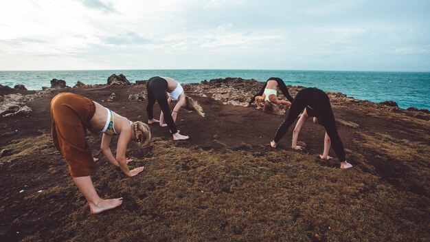 groupe fille faisant du yoga