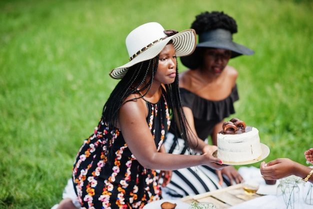 Groupe de filles afro-américaines célébrant la fête d'anniversaire en plein air avec décor