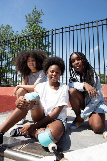 Groupe de filles noires passant du temps ensemble à l'extérieur