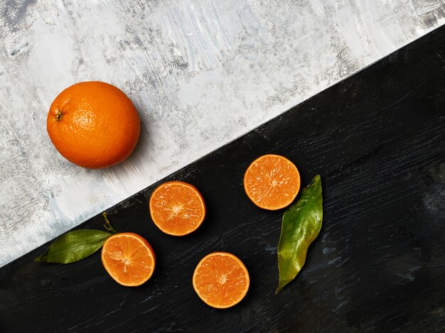 groupe de fruits frais sur noir et blanc