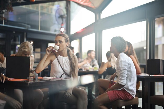 groupe de garçons et de filles dans un bar