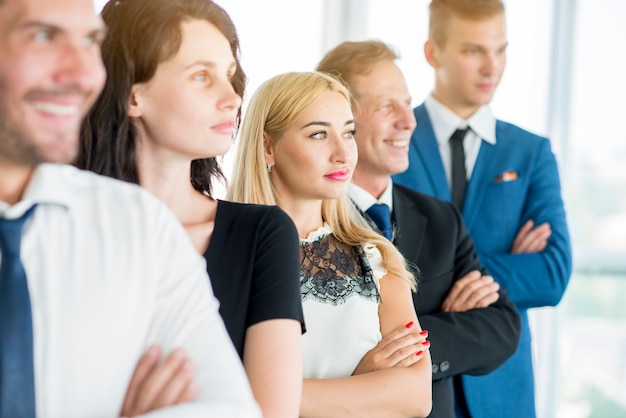 Photo gratuite groupe de gens d'affaires debout dans une rangée