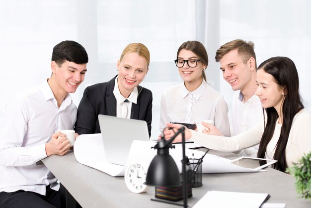 Groupe de gens d&#39;affaires discutant du projet sur un ordinateur portable