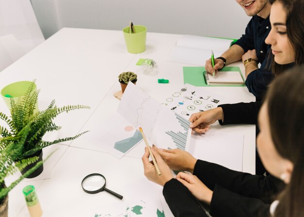 Groupe de gens d&#39;affaires travaillant sur le graphique au bureau