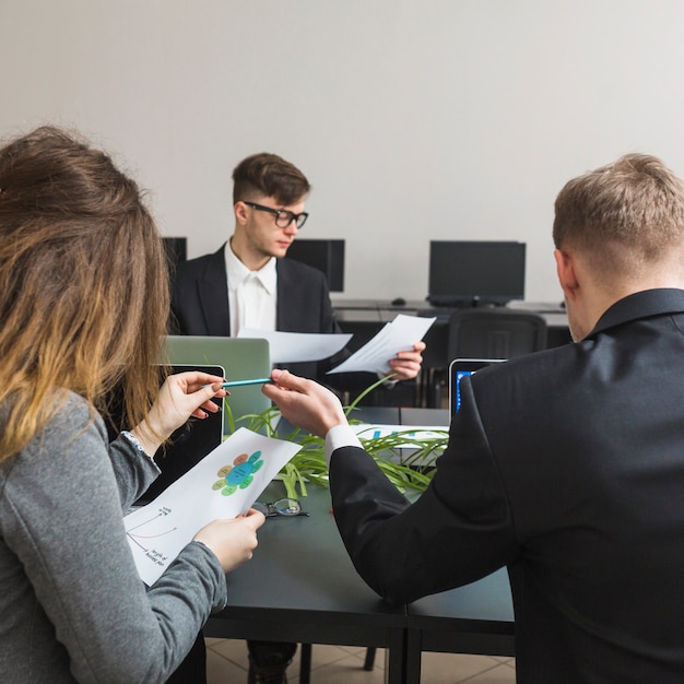 Groupe de gens d&#39;affaires travaillant sur le graphique au bureau