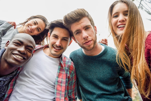 Un groupe de gens sourire