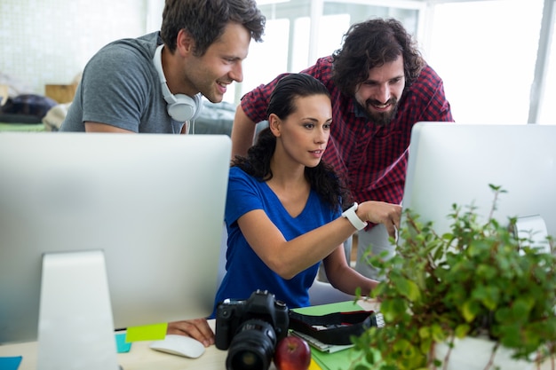 Groupe de graphistes interagissant sur l&#39;ordinateur