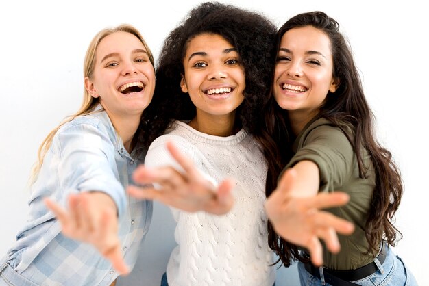 Groupe, heureux, jeunes femmes, sourire