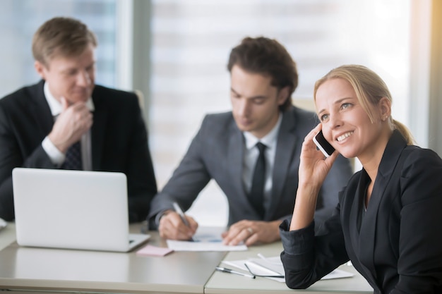 Groupe d&#39;hommes d&#39;affaires au bureau moderne avec ordinateur