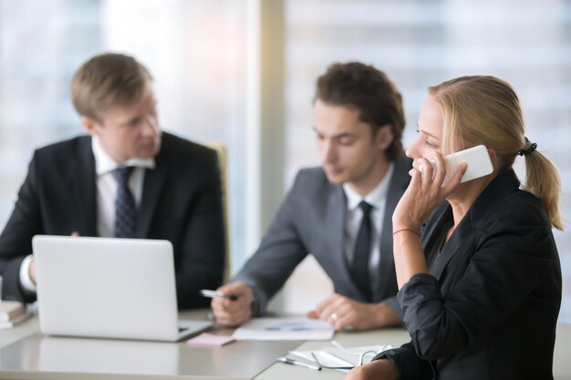 Groupe d&#39;hommes d&#39;affaires au bureau avec ordinateur portable