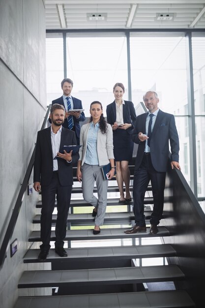 Groupe d'hommes d'affaires confiants au bureau