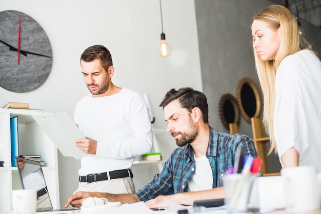 Groupe d&#39;hommes d&#39;affaires professionnels travaillant sur le lieu de travail