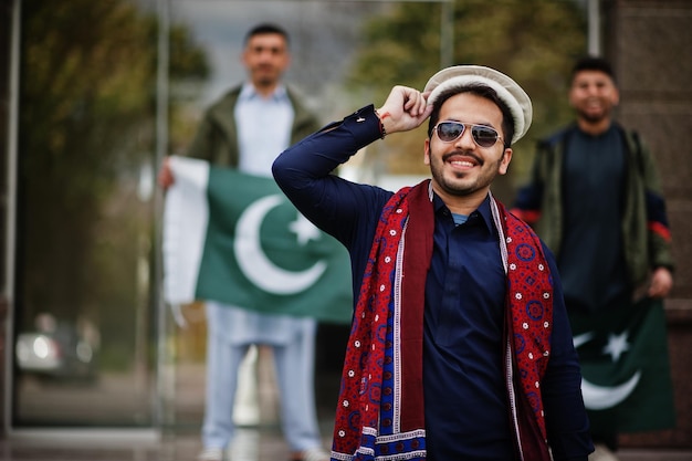 Photo gratuite groupe d'hommes pakistanais portant des vêtements traditionnels salwar kameez ou kurta avec des drapeaux pakistanais