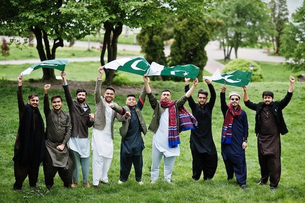 Photo gratuite groupe d'hommes pakistanais portant des vêtements traditionnels salwar kameez ou kurta avec des drapeaux pakistanais