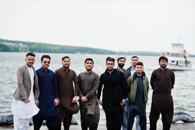 Groupe d'hommes pakistanais portant des vêtements traditionnels salwar kameez ou kurta