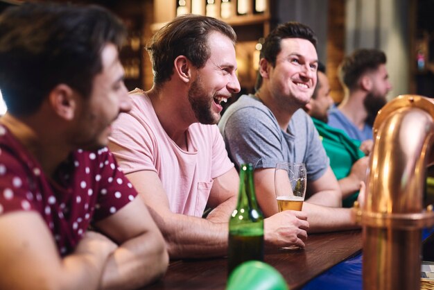 Groupe d'hommes passant le week-end au pub