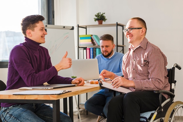 Groupe d'hommes travaillant ensemble au bureau