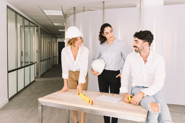 Photo gratuite groupe d'ingénieurs à table dans la construction