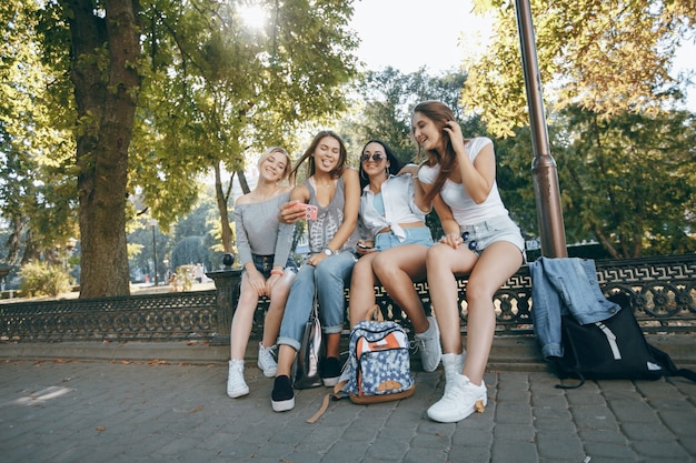 Groupe jeune sac à dos jeune femme