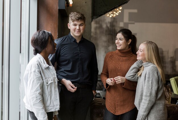 Groupe de jeunes amis se parlent