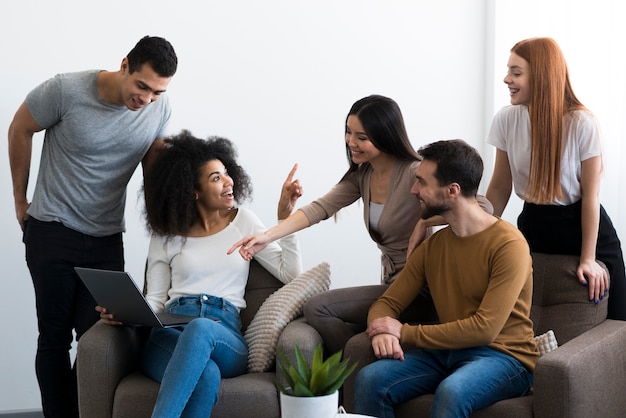 Groupe de jeunes amis se réunissant