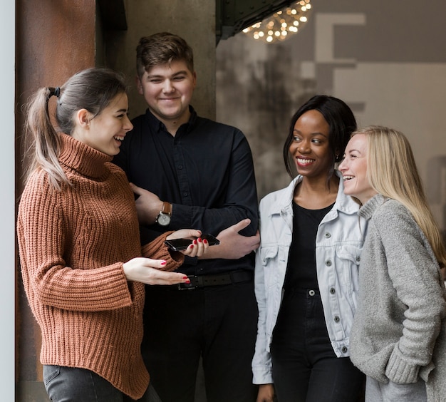 Photo gratuite groupe de jeunes amis se réunissant