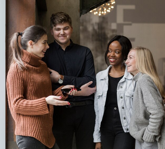 Groupe de jeunes amis se réunissant