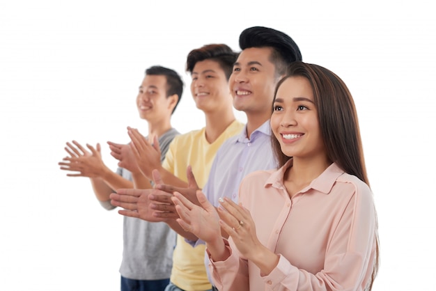 Groupe de jeunes asiatiques dans la rangée et applaudissements