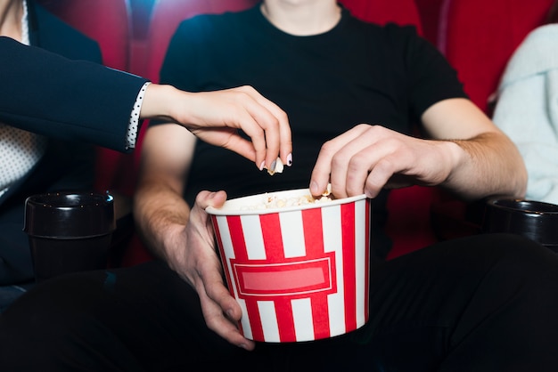 Groupe de jeunes au cinéma